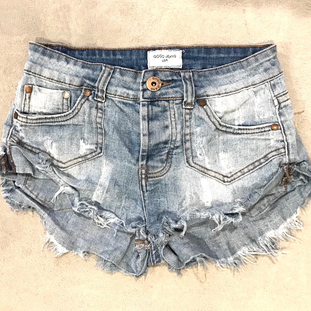 DISTRESSED DENIM SHORT